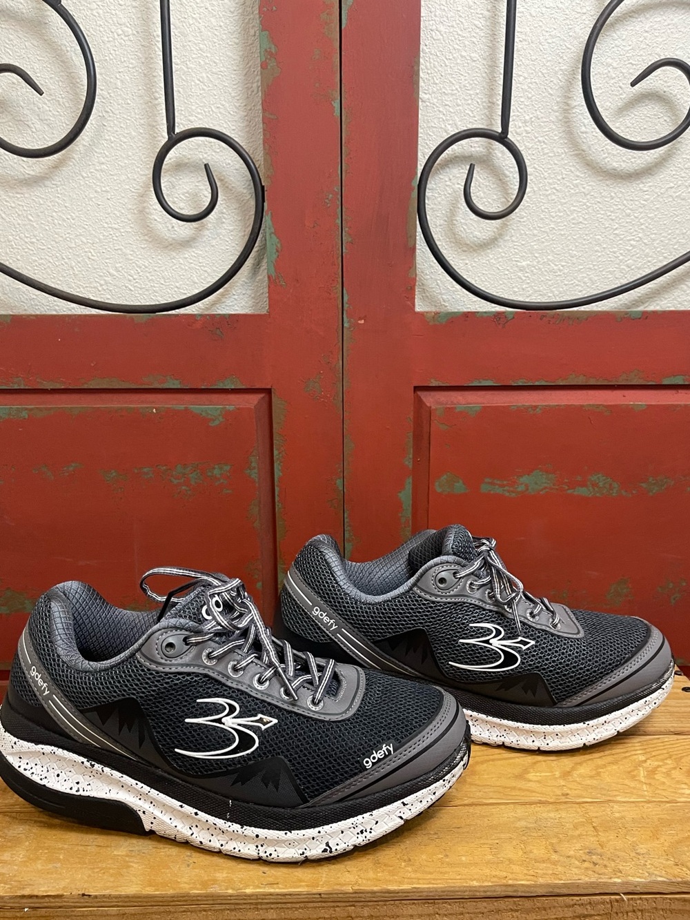 Gravity Defyer Mighty Walk Grey Black Speckled Sneakers Size 8.5